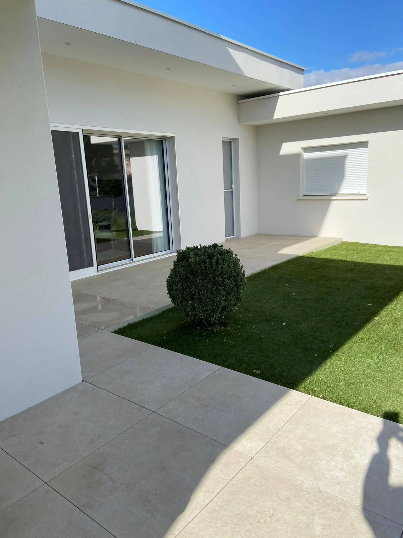 Pose de carrelage grands formats dans une maison en rénovation à Balma