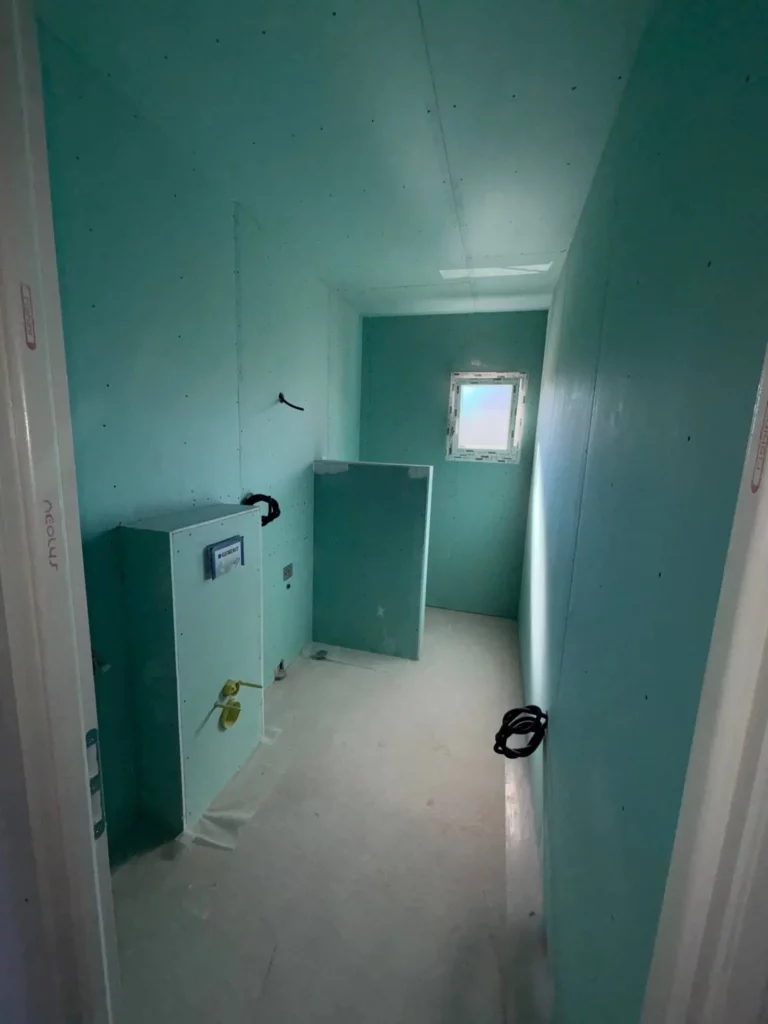 Installation de cloison en placo hydro pour salle de bain à Toulouse